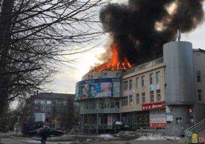 Очередной пожар в России: горит ТЦ, черный дым и огонь видно за километры, кадры
