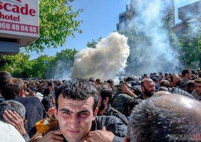 Протесты в Ереване продолжаются: в центр подогнали водомет