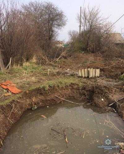 В Донецкой области в смерти 5-летней девочки, которая утонула в яме с водой, обвиняют коммунальщиков