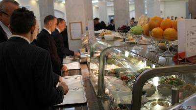 В ресторане дешевле: нардепы жалуются на дорогую минералку в Раде