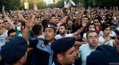 Митинги в Ереване: протестующие хотят договориться с полицией.Видео