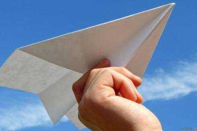 Бумажные самолетики за свободу слова: в России поддержали Telegram