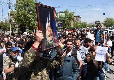 На митинге оппозиции в Ереване скончался один человек