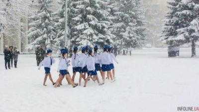 В России школьников в летней одежде вывели на снег, они согревались песнями и маршем