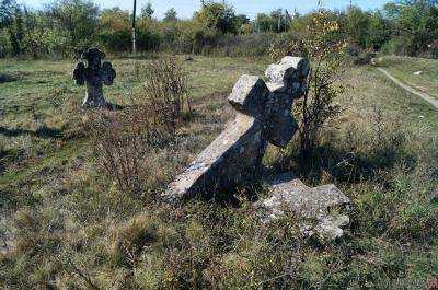 Невероятно: в одном из украинских городов могильные плиты вкопали в асфальт вместо бордюров