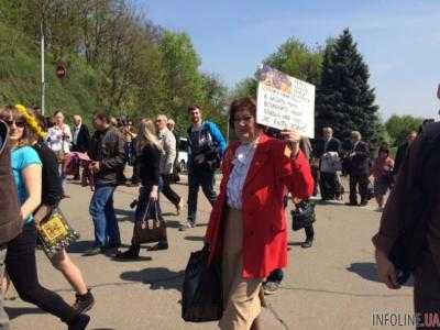 Около сотни участников и обливание кефиром: как в Харькове прошел первомайский марш