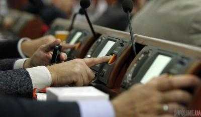Пока карточка для голосования работает: фотокамеры выловили «самого уставшего» нардепа Рады