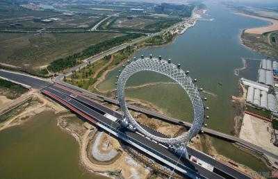 В Китае заработало первое в мире колесо обозрения без спиц