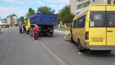 В Днепропетровской области столкнулись грузовик и маршрутка: 13 пострадавших