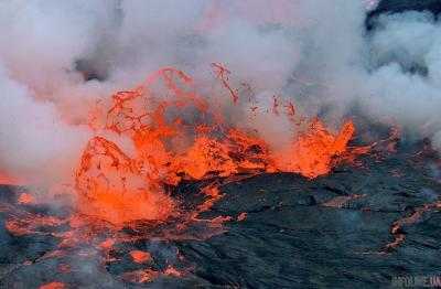 Лава вулкана на Гавайях забрызгала мужчину на балконе