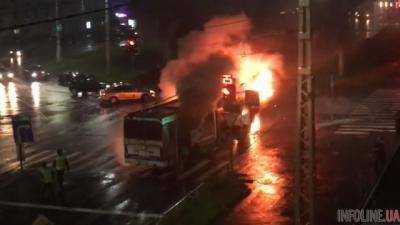 В Греции после удара молнии сгорел автобус.Видео
