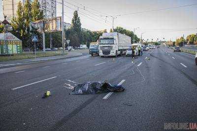 В Киеве на Кольцевой дороге грузовик насмерть сбил мужчину