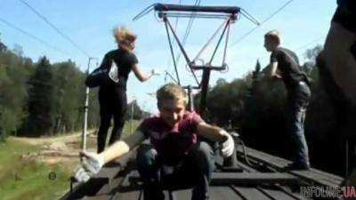 Фотографировался на крыше поезда: в Житомирской области мальчика ударило током