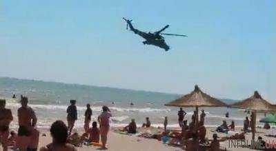 Кирилловка впечатляет: украинский штурмовик экстремально низко пролетел над пляжем.Видео