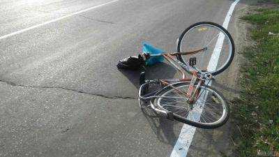 Автомобиль сбил четырех велосипедистов в Харьковской области