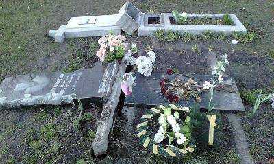 Трое детей на Закарпатье устроили погром на кладбище