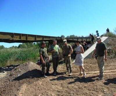В Троицком торжественно открыли восстановленный военными мост