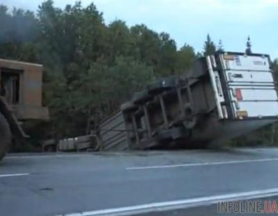 В Днепропетровской области перевернулся грузовик с химическим веществом