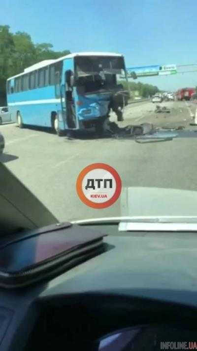Под Киевом автомобиль на большой скорости влетел в автобус: есть пострадавшие