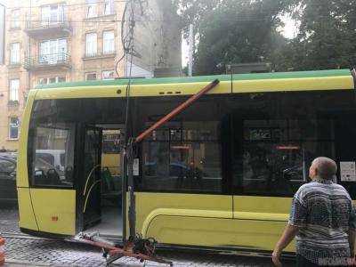 Во львовском трамвае крепление от проводов травмировало ребенка