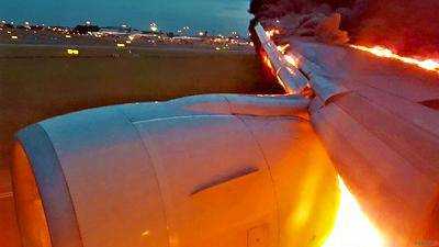 В Новой Зеландии у пассажирского самолета во время полета загорелся двигатель