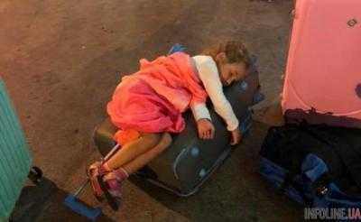 Без воды и еды, спят на полу: 200 украинцев застряли в еще одном аэропорту, нервы на грани