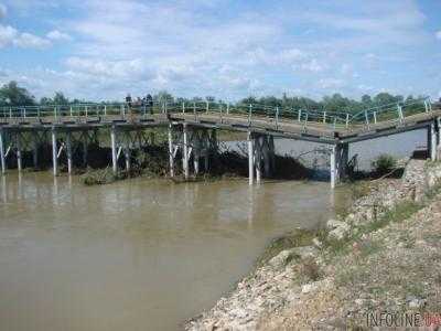 В Карпатах обрушился мост через приток реки Лимница
