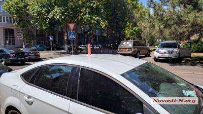В Николаеве депутату Невенчанному приклеили на машину фаллос