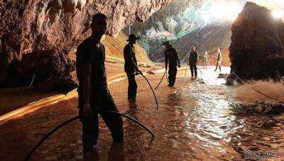 Из затопленной пещеры в Таиланде вывели пятого школьника