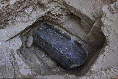 Археологи раскрыли загадочный черный саркофаг, найденный в Александрии
