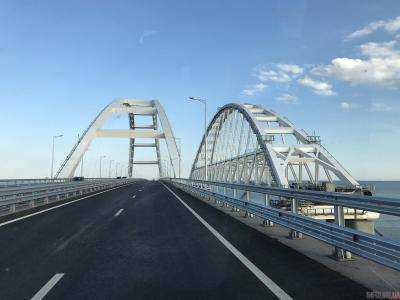 Стало известно о серьезных проблемах с путинским мостом в Крым: опубликовано видео