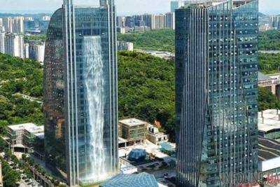 В городе Гуйян в Китае появился небоскреб с водопадом