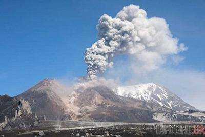 Более 500 туристов эвакуировали из вулкана Ринджани в Индонезии