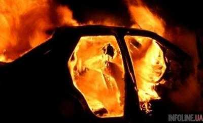 У столичного ТРЦ "Гулливер" загорелся автомобиль