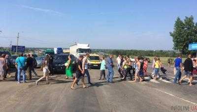 Возмущенные жители перекрыли две трассы в Одесской области