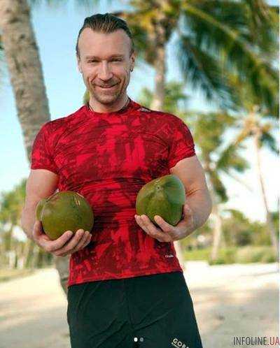 Олег Винник показал фитнес с кокосами
