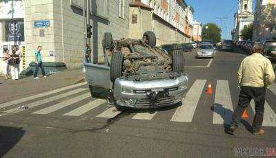 В центре Харькова произошло ДТП: один из автомобилей перевернулся на крышу