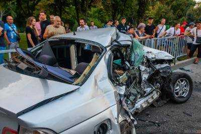 В Днепре грузовик снес BMW: погибли 2 человека. Фото 18+