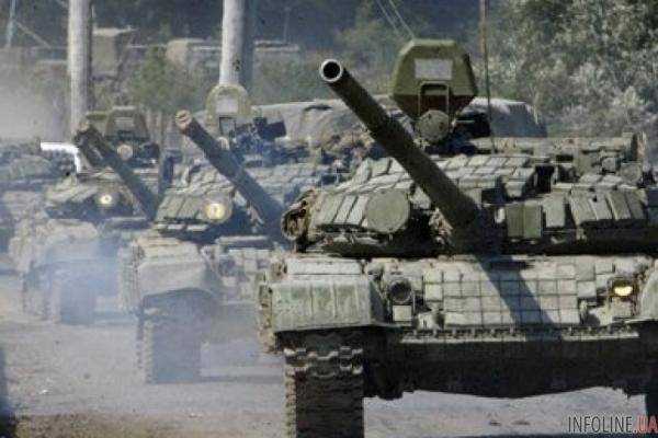 В Киев стягивают танки, появились кадры колонн военной техники