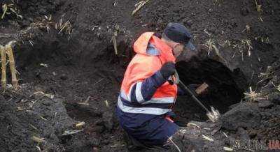 На Киевщине коммунальщиков во время ремонта засыпало землей, один погиб