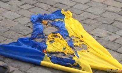 Парень и девушка в Донецкой области подожгли флаг Украины