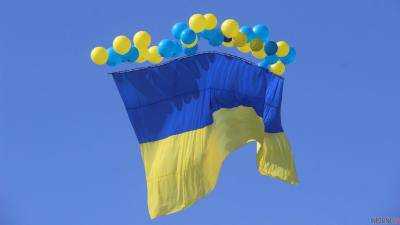 Самый большой флаг Украины из шариков: в Запорожье побили рекорд