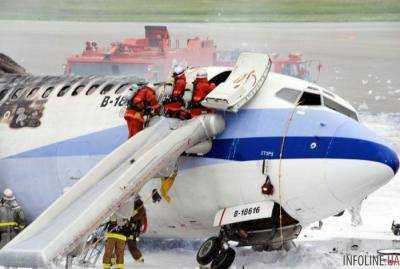 В Китае пассажирский самолет совершил экстренную посадку: есть пострадавшие