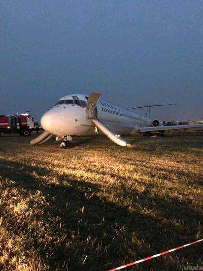 В результате аварии самолета в Сочи умер сотрудник аэропорта, прибывший первым оказывать помощь
