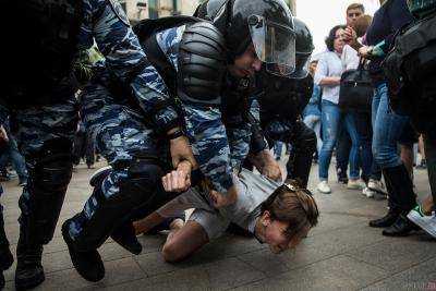 Около 300 человек задержали в РФ во время акций протеста, журналистку избили дубинкой
