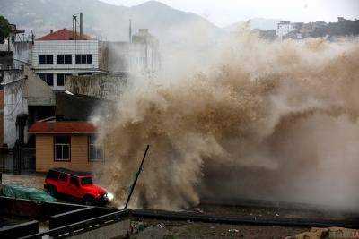 Юг Китая накрыл тайфун.Видео