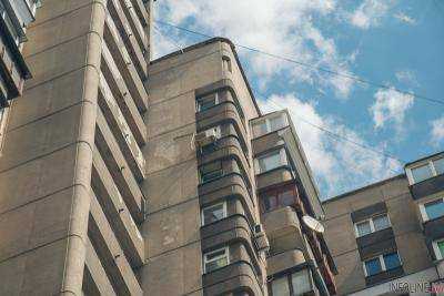 В Киеве несовершеннолетняя выпрыгнула из окна многоэтажки