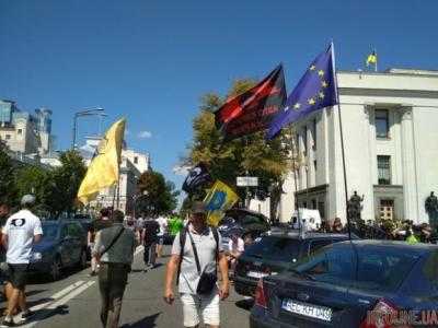 Сотни евроблях окружили Кабмин, правительственный квартал заблокирован: фото