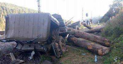 В ДТП во Львовской области разбит лесовоз