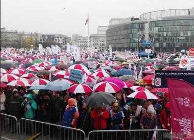 Тысячи польских учителей вышли на протест в центре Варшавы